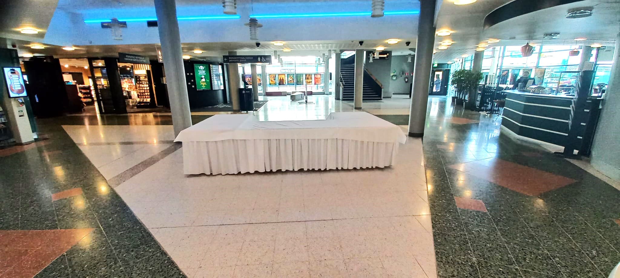 Promenadikeskuksen aula 1